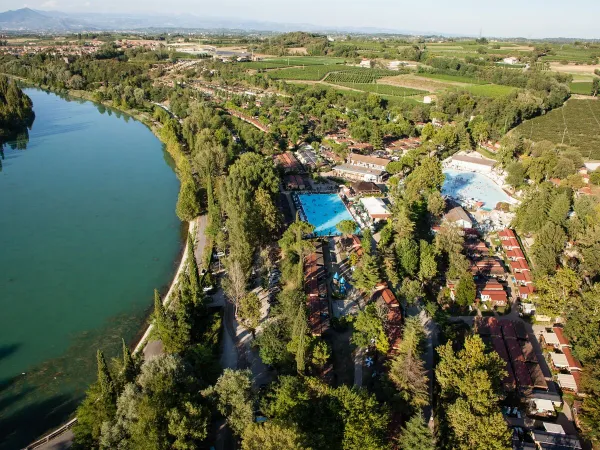 Lucht overzicht van Roan camping hu Altomincio village.