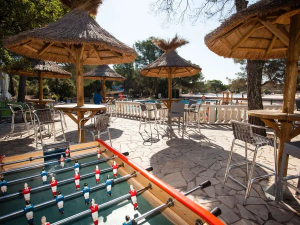 Terras met voetbaltafel op Roan camping La Pierre Verte.