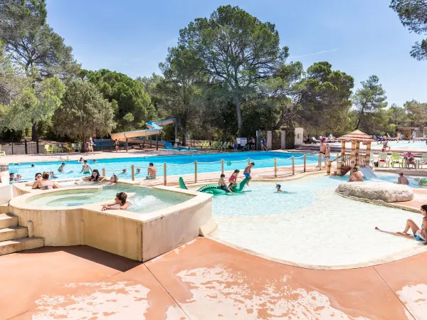 Locatie zwemvoorzieningen op Roan camping La Pierre Verte.