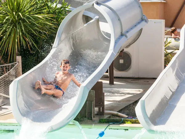 Een waterglijbaan bij Roan camping Le Vieux Port.