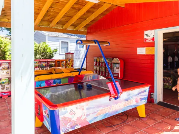 Air hockey spelen bij Roan camping Méditerranée.