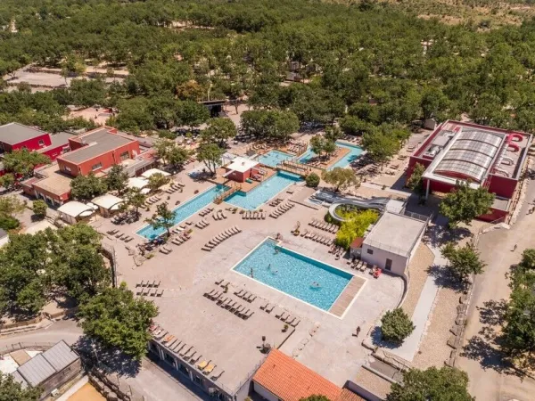 Overzicht zwembaden bij Roan camping Aluna Vacances.