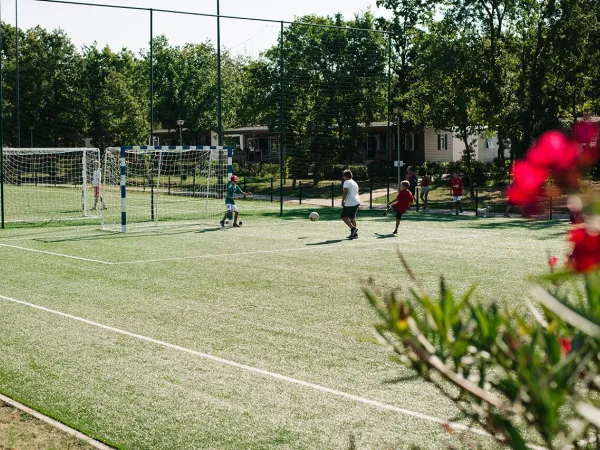 Het sportveld op Roan camping Bijela Uvala.