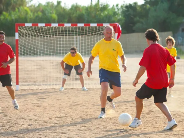 2 teams voetballen op Roan Camping El Pinar.