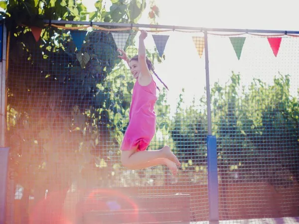 Trampoline springen op Roan camping Tucan.