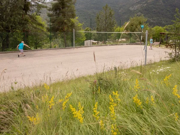 Badmintonveld bij Roan camping Les Collines.