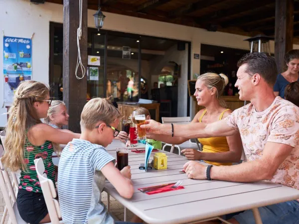 Familieborrel bij Roan camping Les Collines.