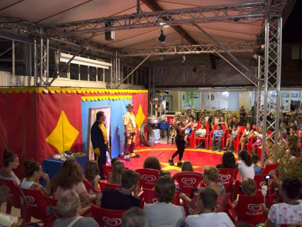 Kindershow bij Roan camping Lido Verbano.