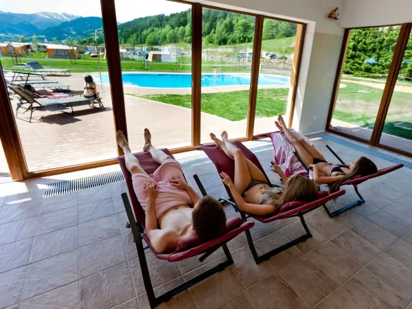 Ligbedden bij het zwembad van Roan camping Bella Austria.