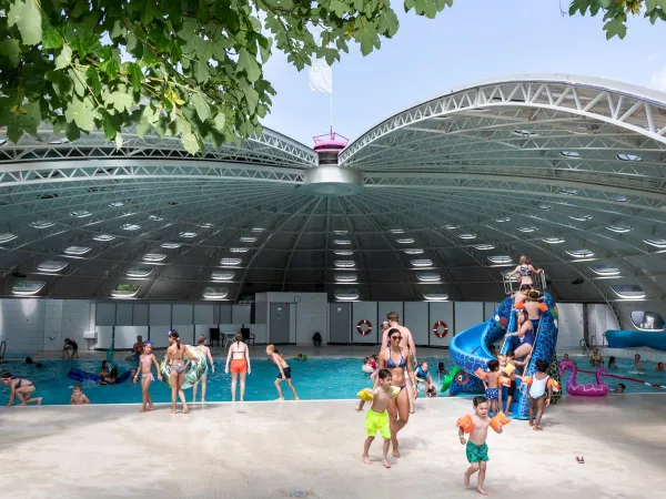Overdekt zwembad bij Roan camping hu Birkelt village.