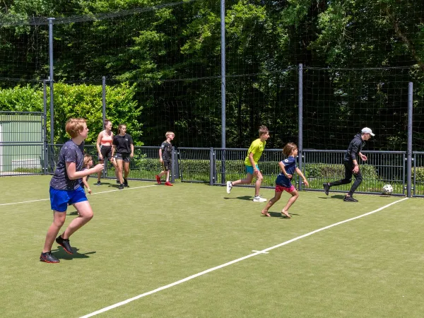 Het voetbalveld van Roan camping hu Birkelt village.