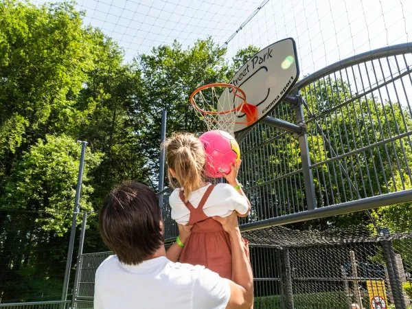 Multisportterrein van Roan camping hu Birkelt village.