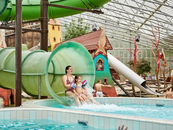 Glijbaan in het binnenbad bij Roan camping Terspegelt.