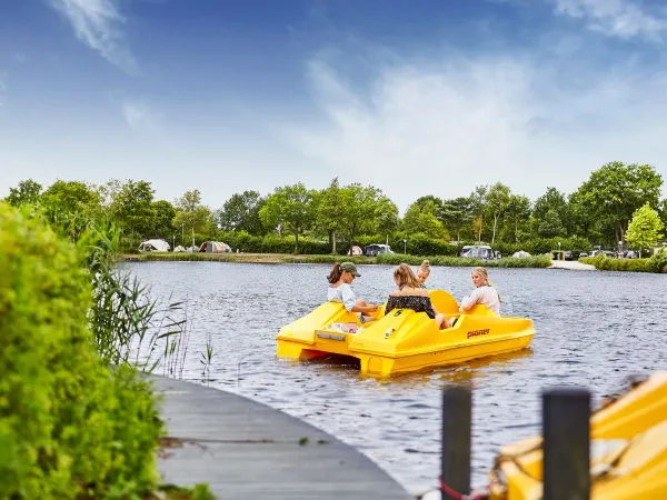 Waterfietsen op de waterplas bij Roan camping Terspegelt.