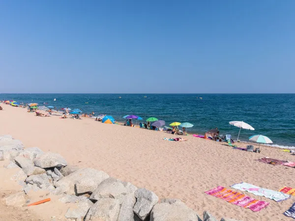 Het strand bij Roan camping Caballo de Mar.