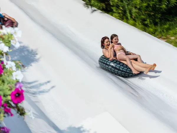 Glijden van de brede waterglijbaan op Roan camping hu Altomincio village.