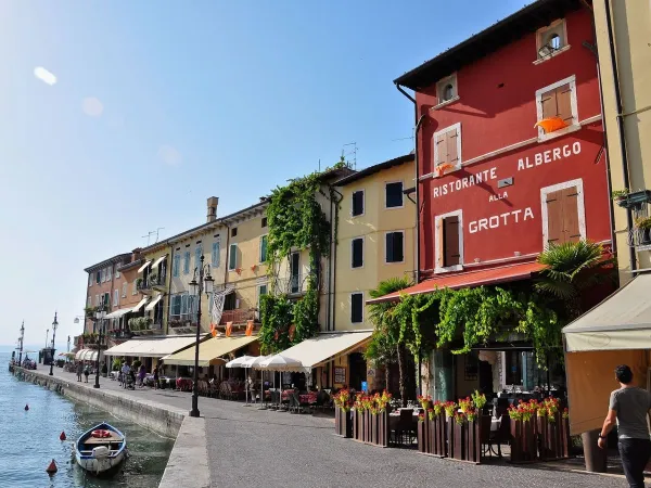 Sfeervol dorpje Lazise dichtbij Roan camping hu Altomincio village.