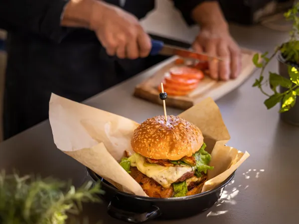 Vers bereid broodje hamburger op Roan camping Valkanela.