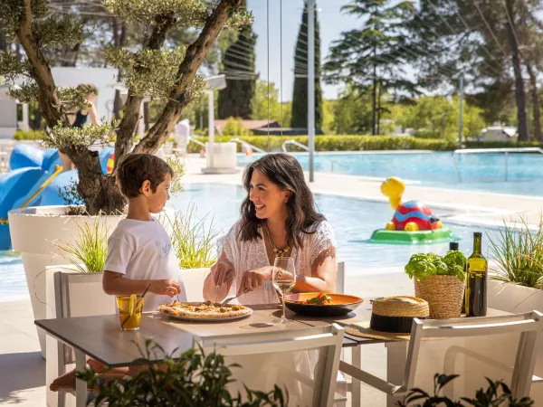 Eten bij het zwembad restaurant op Roan camping Valkanela.