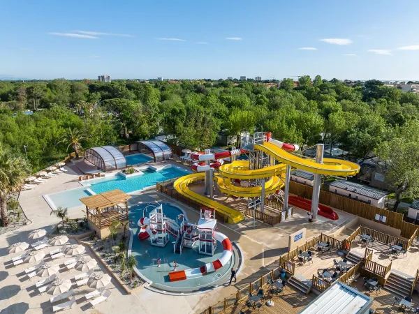 Overzicht zwempark van Roan camping La Chapelle.