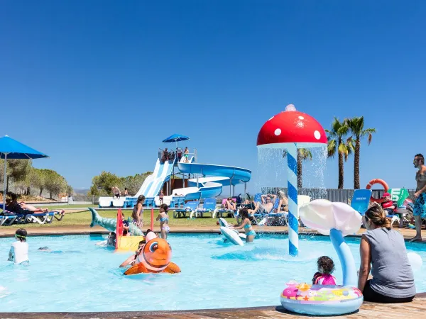 Kinderbad met watertoestellen op Roan camping Vilanova Park.