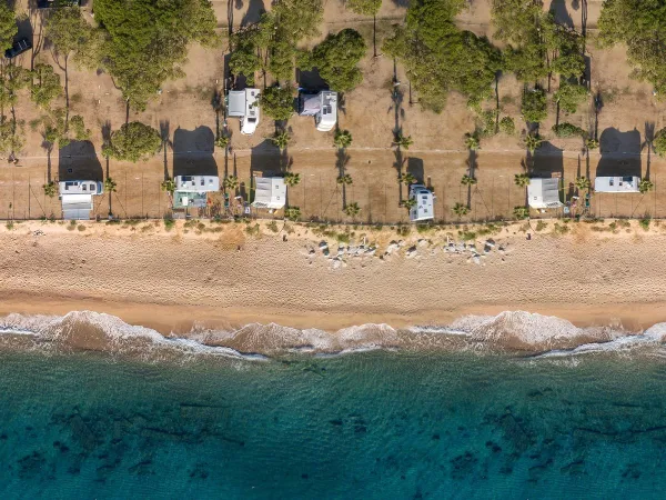 Unieke droneshot van het strand bij Roan camping Bella Terra.