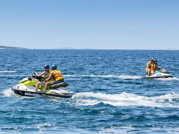 Mensen op een waterscooter bij Roan Camping El Pinar.