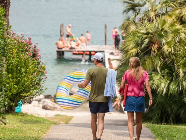 Op weg naar het strand bij Roan camping Eden.