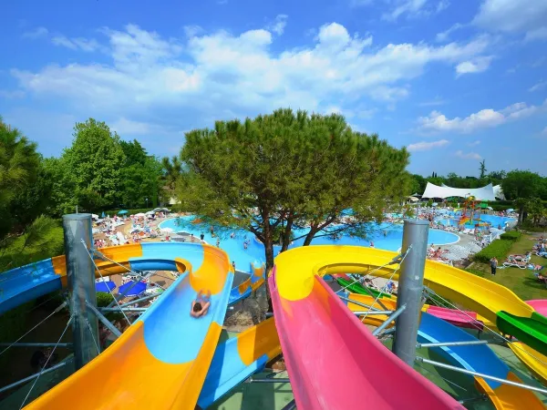 Water glijbanen in zwembad bij Roan camping Bella Italia.