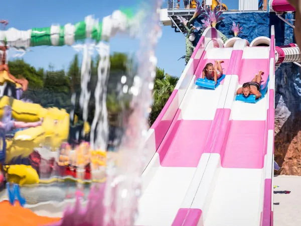 Spectaculaire glijbanen bij Roan camping Union Lido.