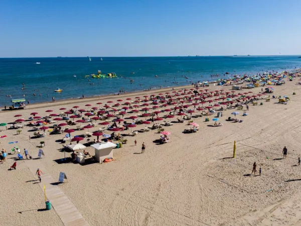 Overzicht van het strand bij Roan camping Marina Di Venezia.