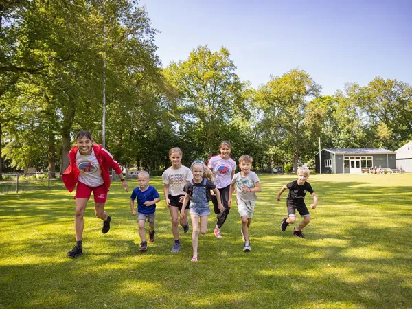 Rennende kinderen op Roan bij camping Marvilla Parks Friese Meren.