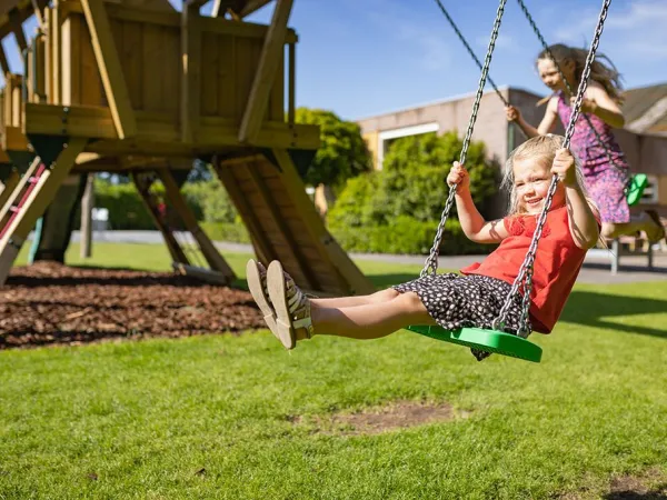 Schommelende kinderen op Roan camping Marvilla Parks Friese Meren.