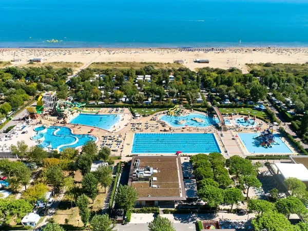 Droneshot van de zwembaden op Roan camping Marina Di Venezia.