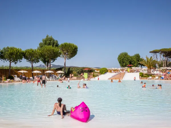 Lagune zwembad op Roan camping hu Park Albatros village.