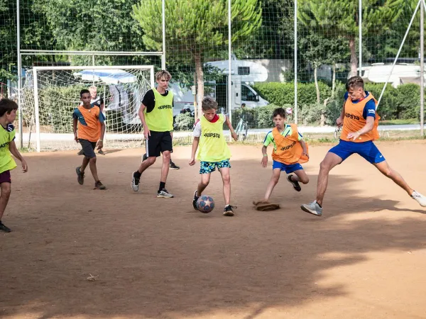 Voetballende kinderen op Roan camping Park Albatros.