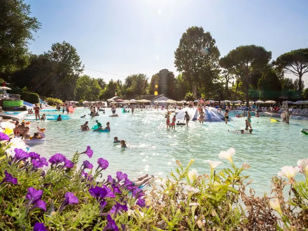 Lagune zwembad met zachte bodem op Roan camping hu Altomincio village.
