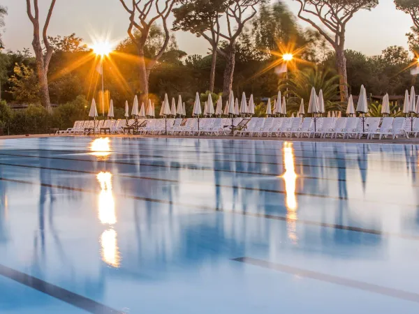 Olympische zwembad op Roan camping hu Altomincio village.