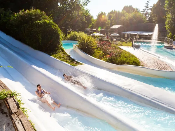 Twee water glijbanen op Roan camping hu Altomincio village.
