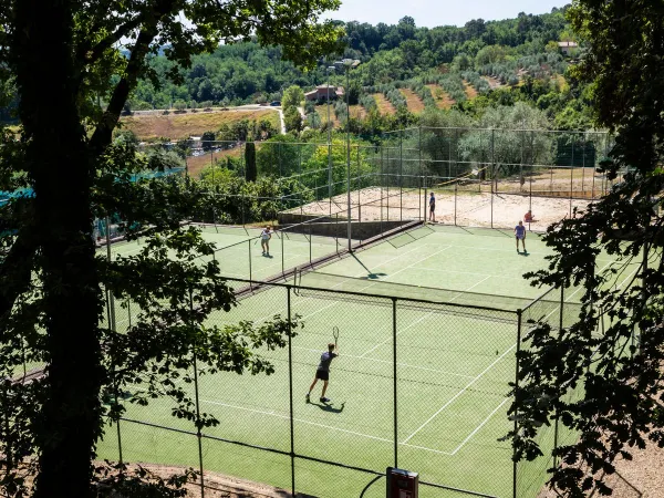 Tennisvelden op Roan camping Norcenni Girasole.