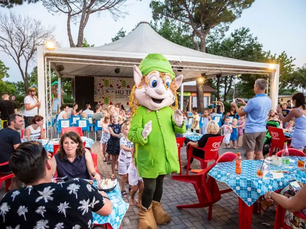 Animatie vermaakt bij het terras van Roan camping hu I Pini village.