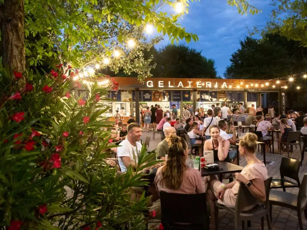 Genieten van Italiaans ijs bij de ijssalon op Roan camping hu Altomincio village.