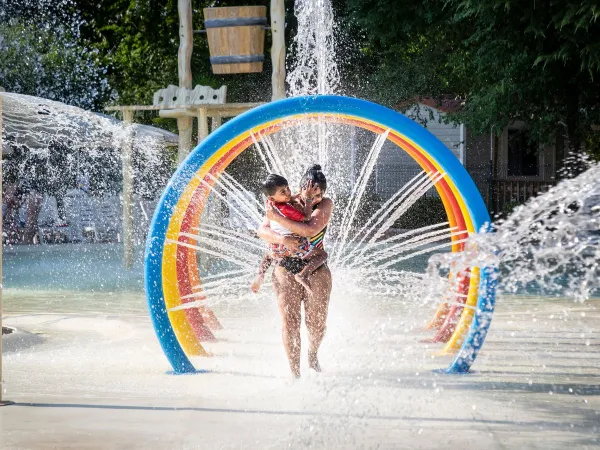 Waterpret bij het spraypark op Roan camping hu Altomincio village.