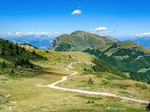 Prachtig uitzicht op de Monte Baldo vlakbij Roan Camping Butterfly.