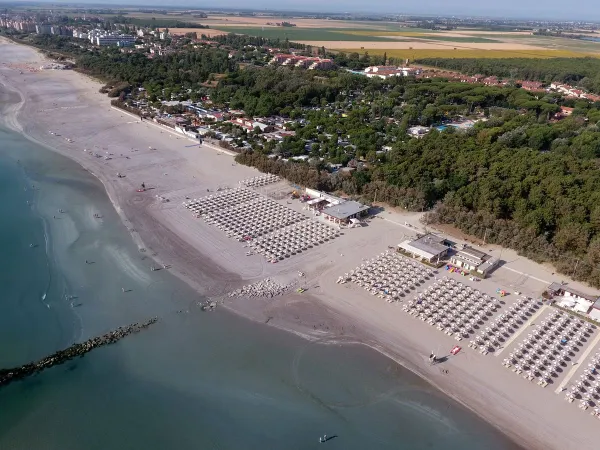 Droneshot van het strand bij Roan camping Adriano Village.