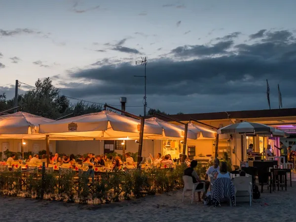 Avondsfeer terras in de omgeving van Roan camping Adriano Village.