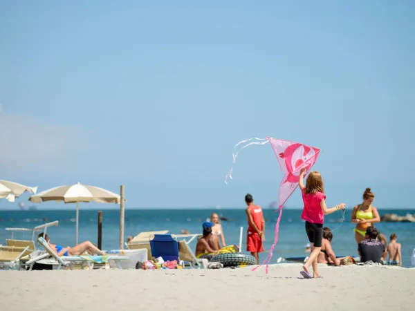 Sfeerbeeld strand bij Roan camping Adriano Village.