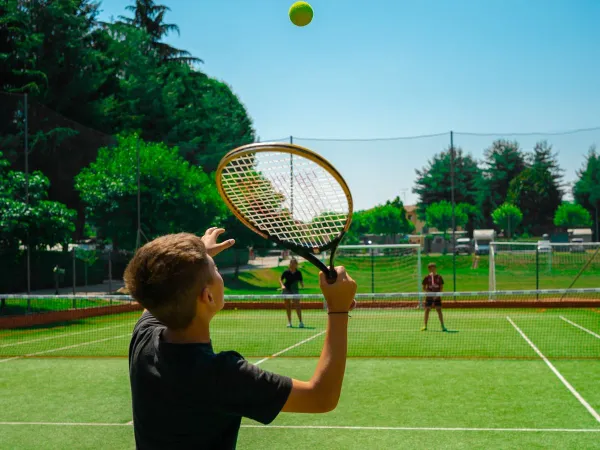 Tennissen op Roan camping Lido Verbano.