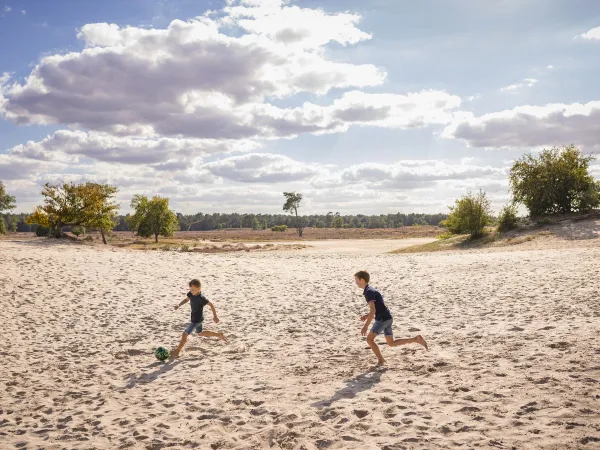 Voetballende kinderen bij de Drunense Duinen.