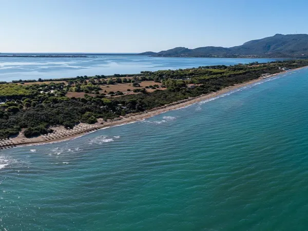 Droneshot strand van Roan camping Orbetello.